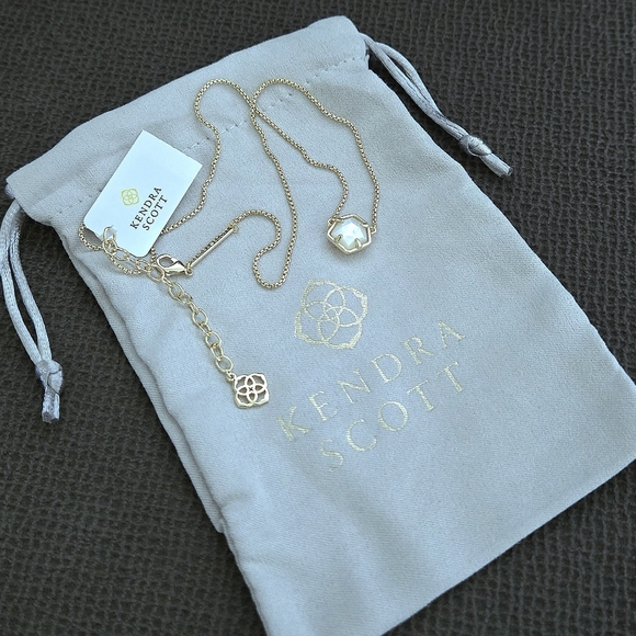 Kendra Scott Jewelry - Kendra Scott "Jaxon" Gold💛 Short Pendant Necklace - NWT